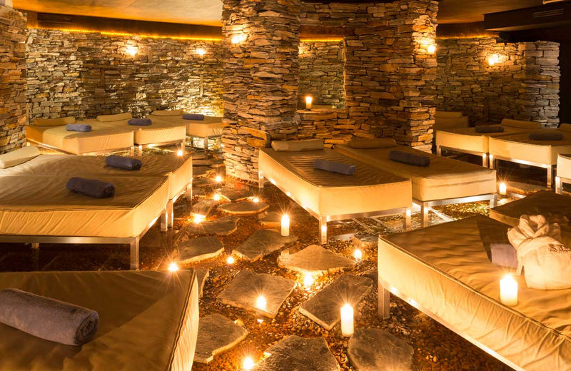 Taş duvarlı spa dinlenme alanı